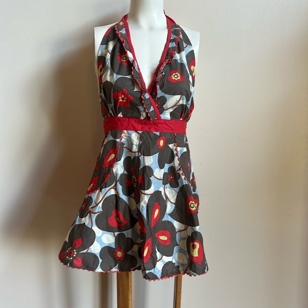 Simply envogue apron with ruffled neckline